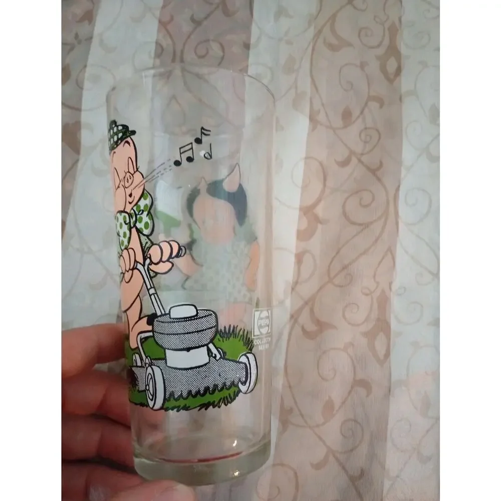 Porky Pig and Petunia Pig 1976 Pepsi Collector Glass Warner Bros. Looney Tunes